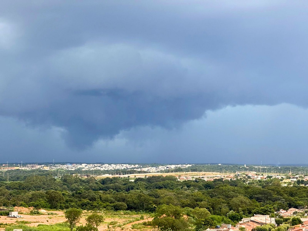 Frente fria traz risco de tempestades e ventos fortes em MT