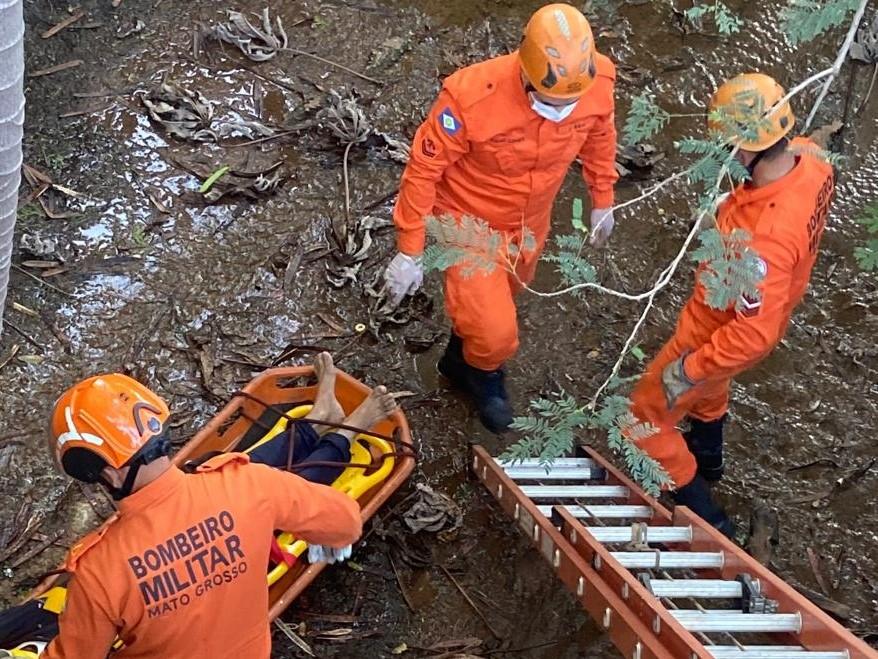 Homem cai em rede pluvial e é resgatado em Rondonópolis