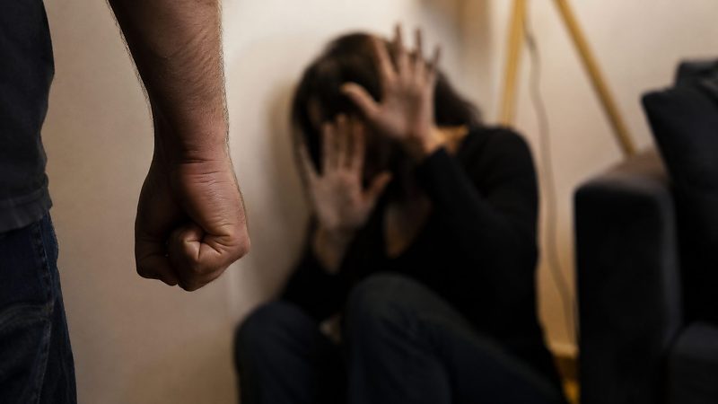 Homem com tornozeleira eletrônica é preso após espancar companheira em Cuiabá