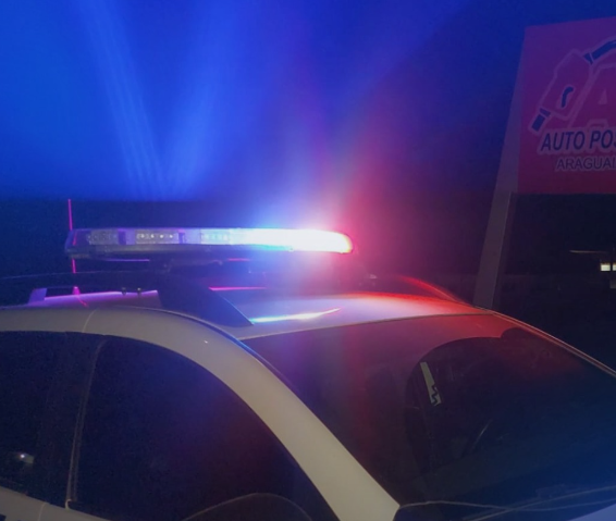 Homem em surto é contido com Taser após ameaçar família em MT