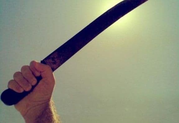 Homem embriagado é preso após ameaçar família com facão em Sinop