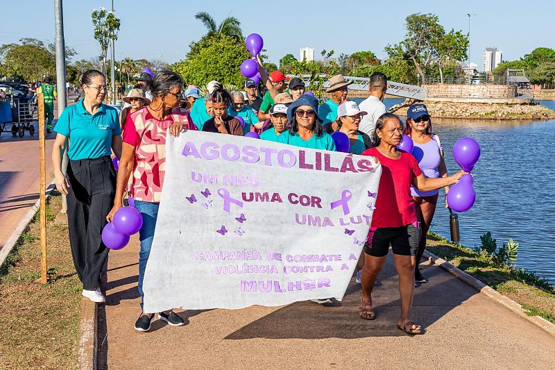 Idosos realizam caminhada pelo Agosto Lilás em parque de MT