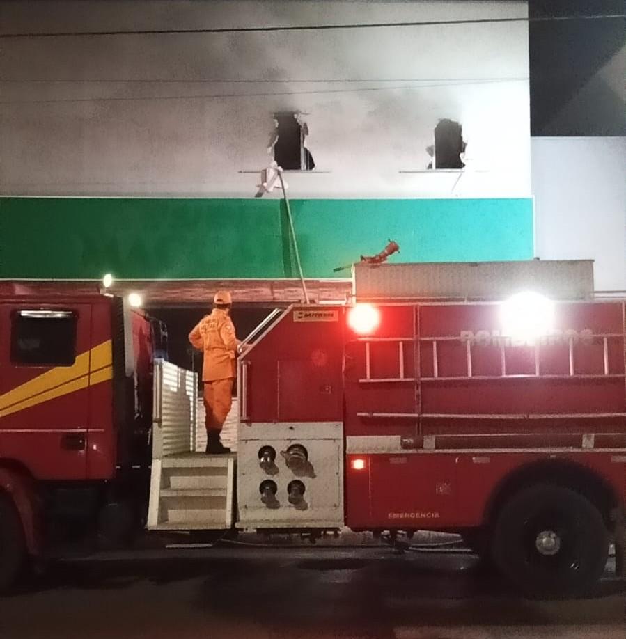 Incêndio atinge mercado e mobiliza equipes em Campo Verde