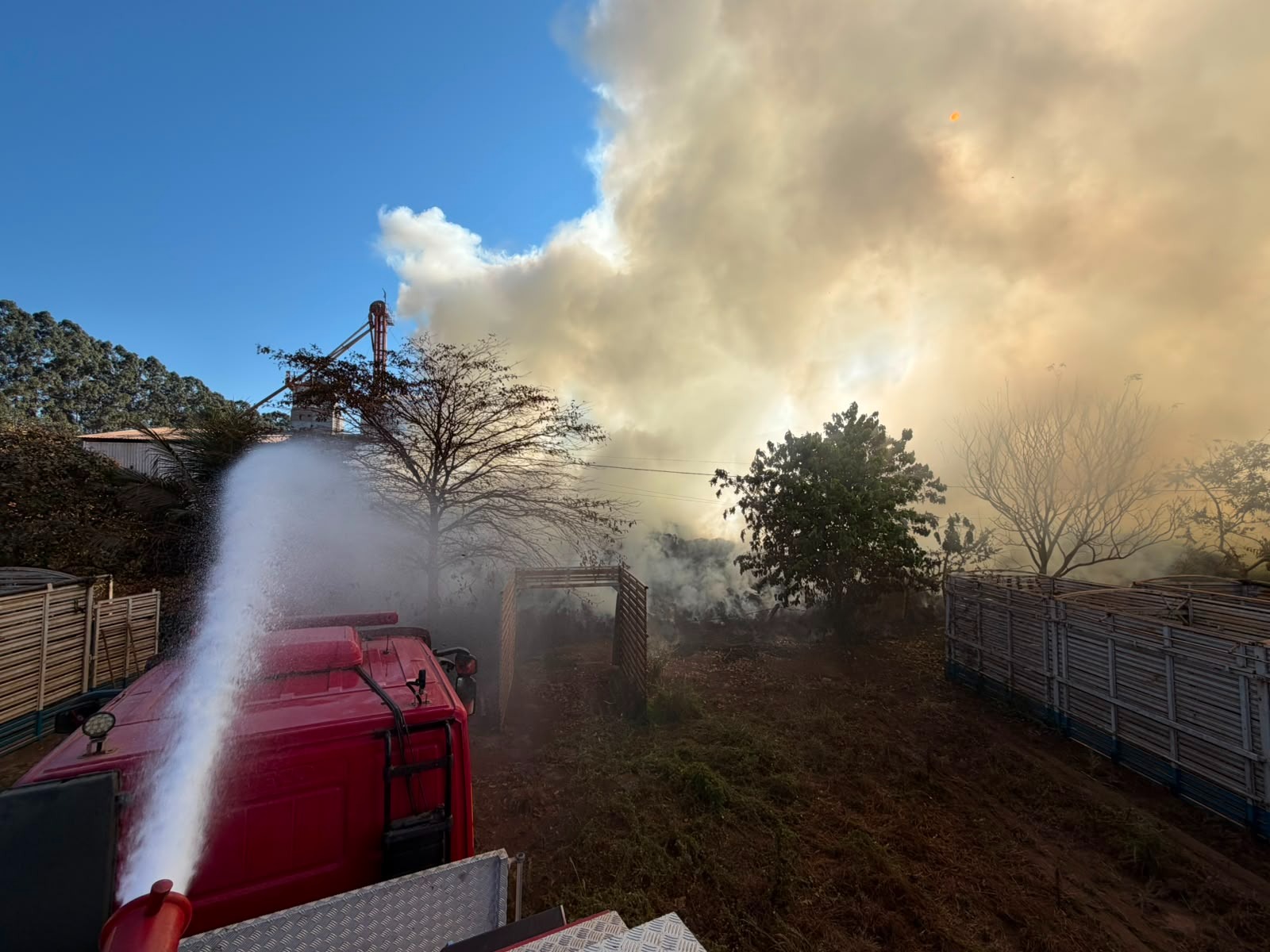 Incêndio consome estoque de palha em empresa de Campo Verde MT