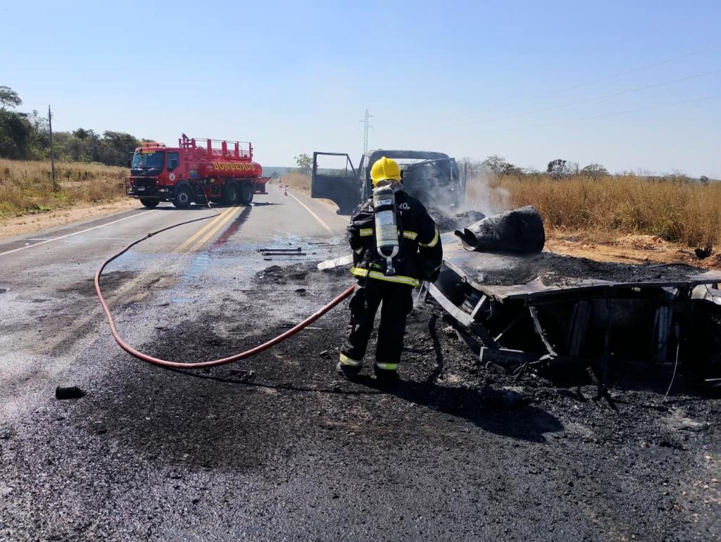 Incêndio destrói caminhão com óleo na MT-249 em MT