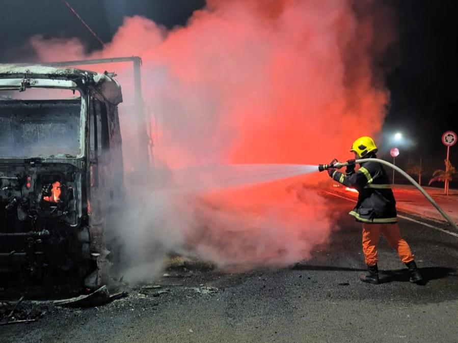 Incêndio destrói caminhões com soja em Mato Grosso