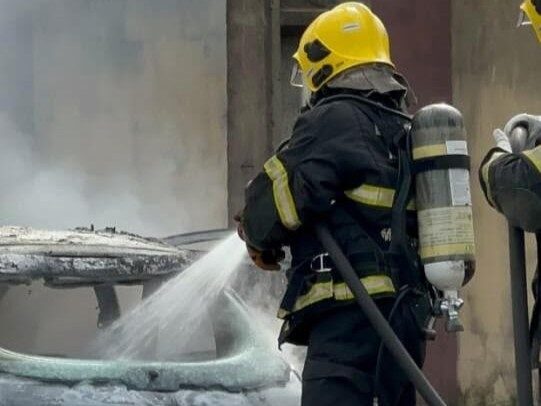 Incêndio destrói carro em Lucas do Rio Verde MT