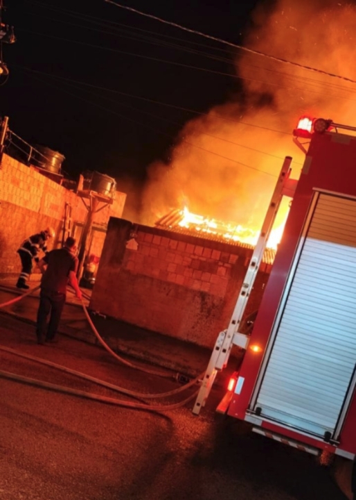 Incêndio destrói casa de madeira em Pontes e Lacerda