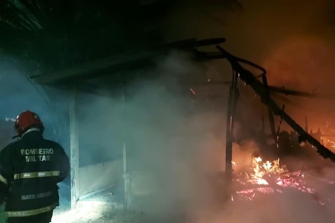 Incêndio destrói casa de madeira no bairro Bela Vista em Colniza MT