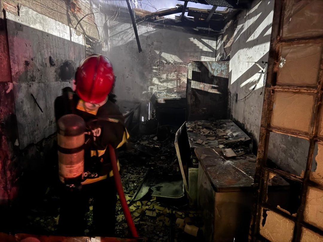 Incêndio destrói comércio e bombeiros salvam casas em Sinop