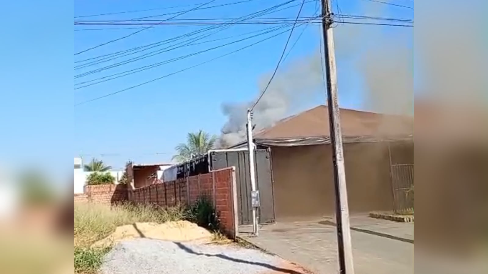 Incêndio destrói comércio e mobiliza bombeiros em Lucas do Rio Verde