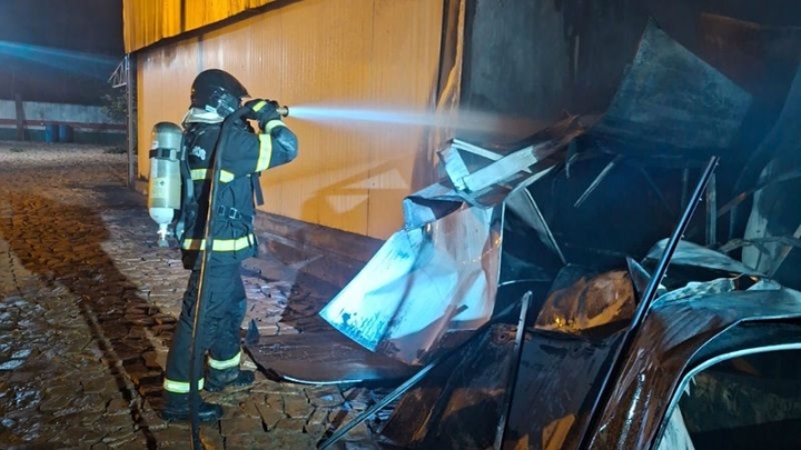 Incêndio destrói laticínio durante temporal em Curvelândia