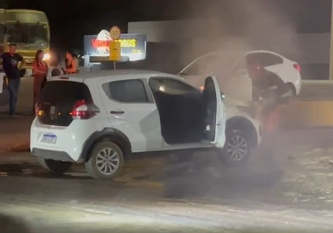 Incêndio destrói motor de carro em rodovia de Primavera do Leste