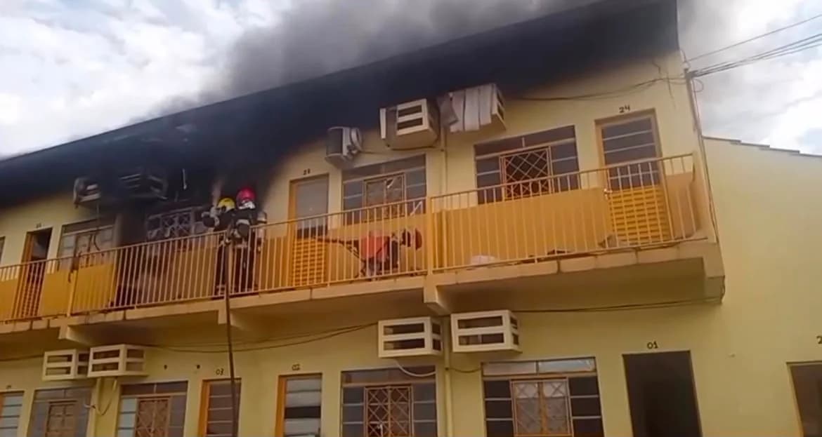 Incêndio destrói quitinetes na avenida General Mello em Cuiabá