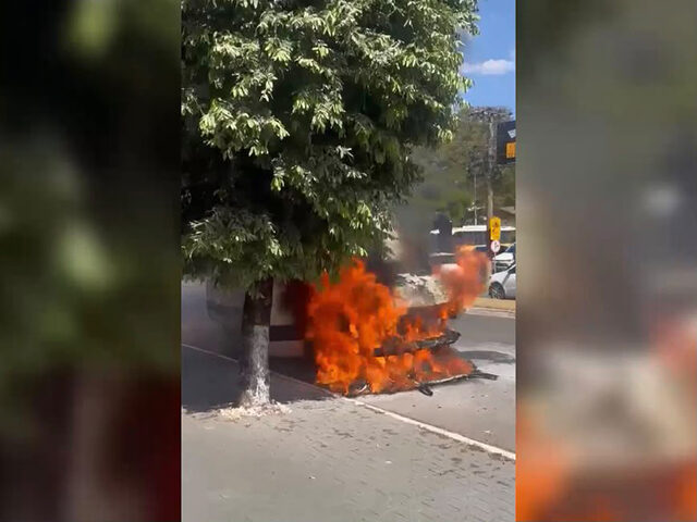 Incêndio destrói van com turistas no centro de Sorriso
