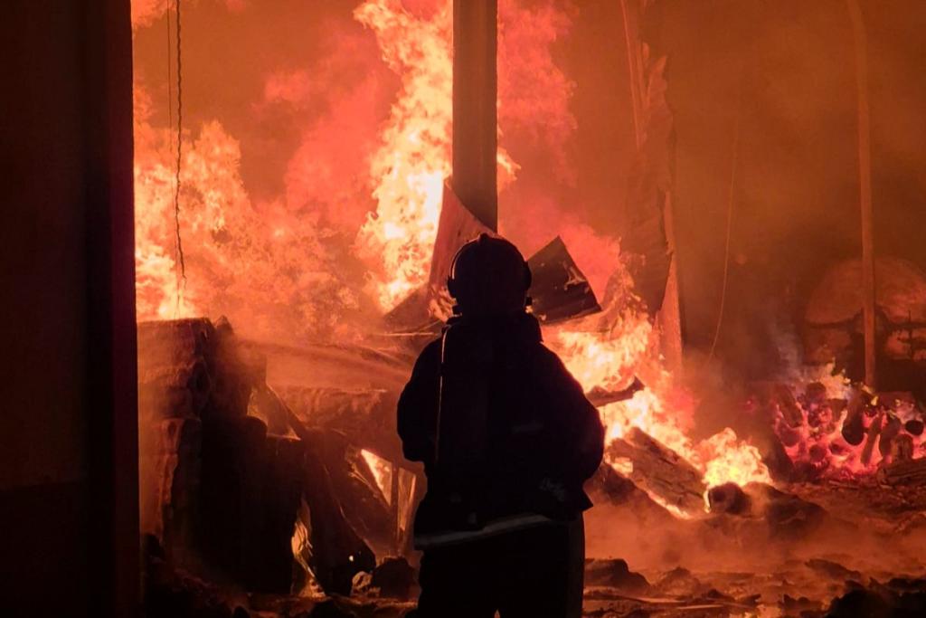 Incêndio destrói veículos e atinge fábrica de ração em Sinop