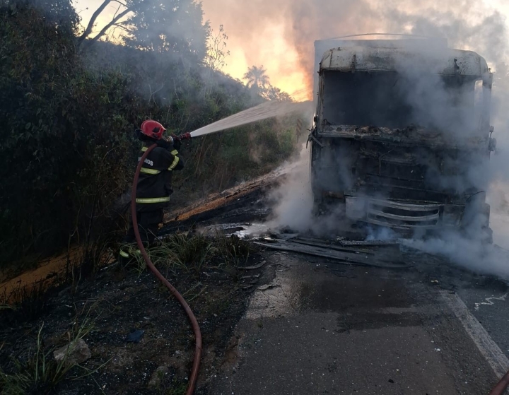Incêndio em carreta bitrem mobiliza bombeiros na BR-070 em Cáceres
