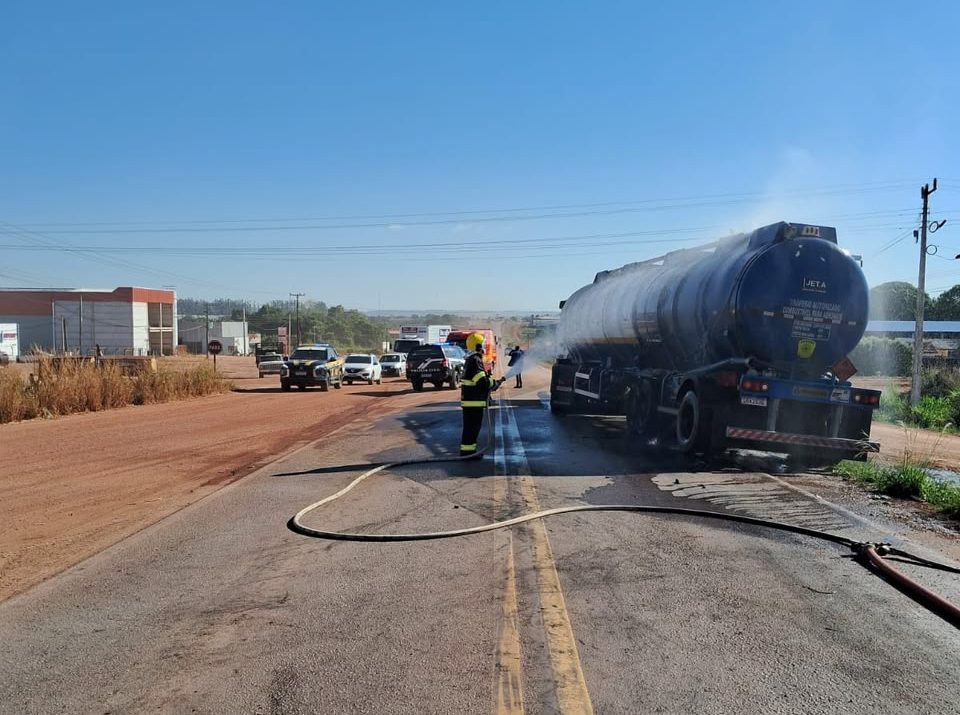 Incêndio em carreta de combustível de aviação na BR-163