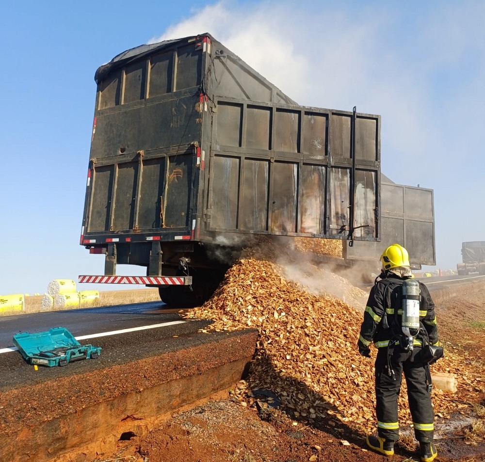 Incêndio em carreta mobiliza bombeiros na BR-163 em Mato Grosso