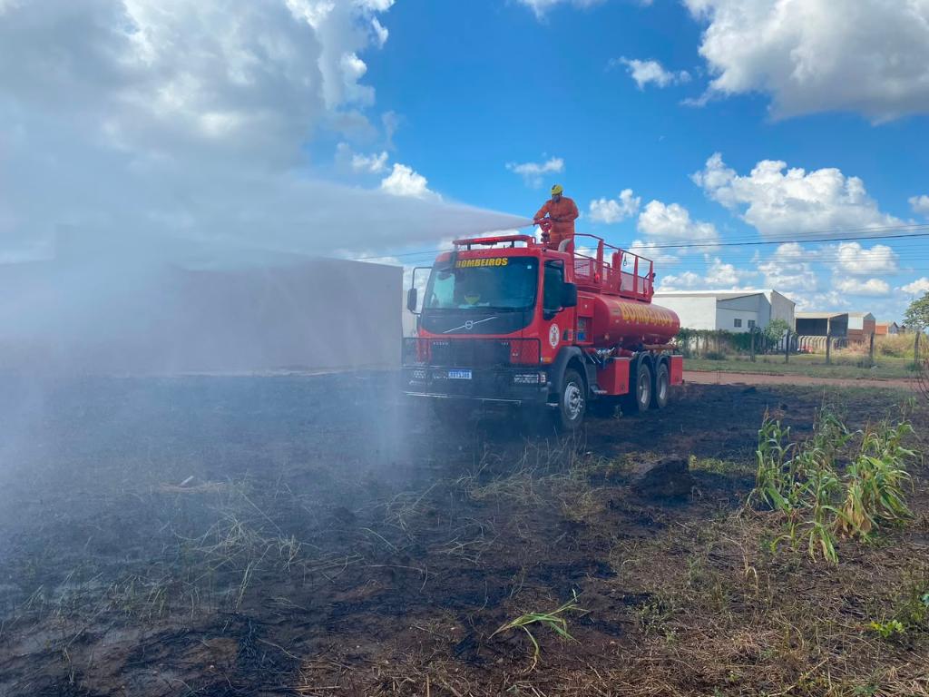 Incêndio em terreno mobiliza combate em Campo Verde