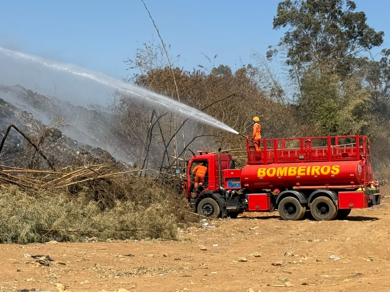 Incêndio volta a atingir antigo aterro em Primavera do Leste