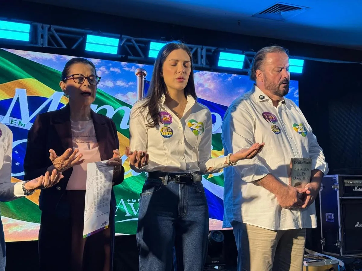 Janaina assina carta de princípios religiosos em Cuiabá, MT