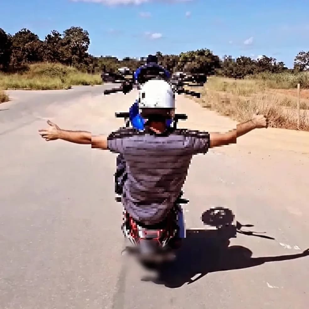 Jovem bate moto em viatura da PM durante fuga em Mato Grosso