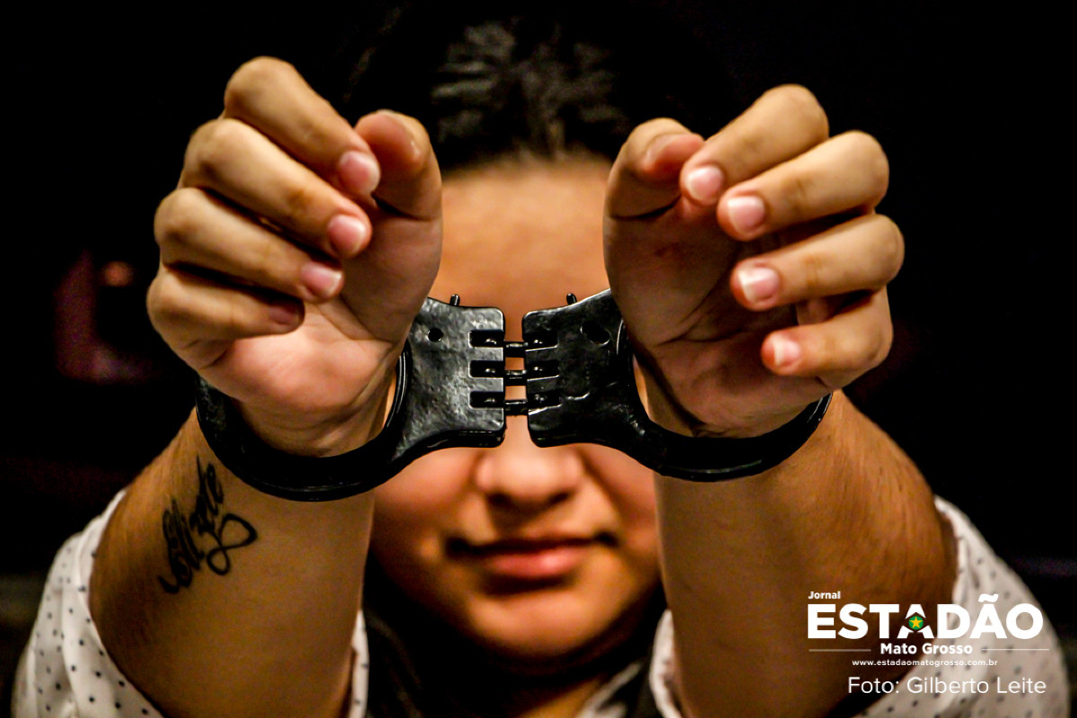 Mãe espanca filha de 10 anos após incidente com carregador em Nobres MT