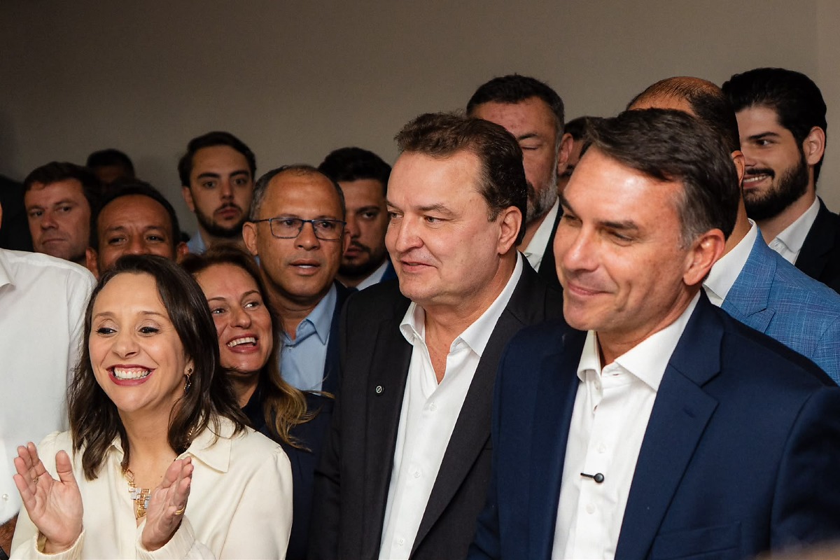Max Russi entrega apoio de 18 deputados de MT a Flávio Bolsonaro