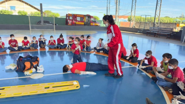 Menina salva criança engasgada com moedas em Conquista D Oeste