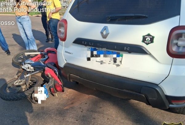 Motociclista bate em carro e sofre ferimentos leves em Colíder