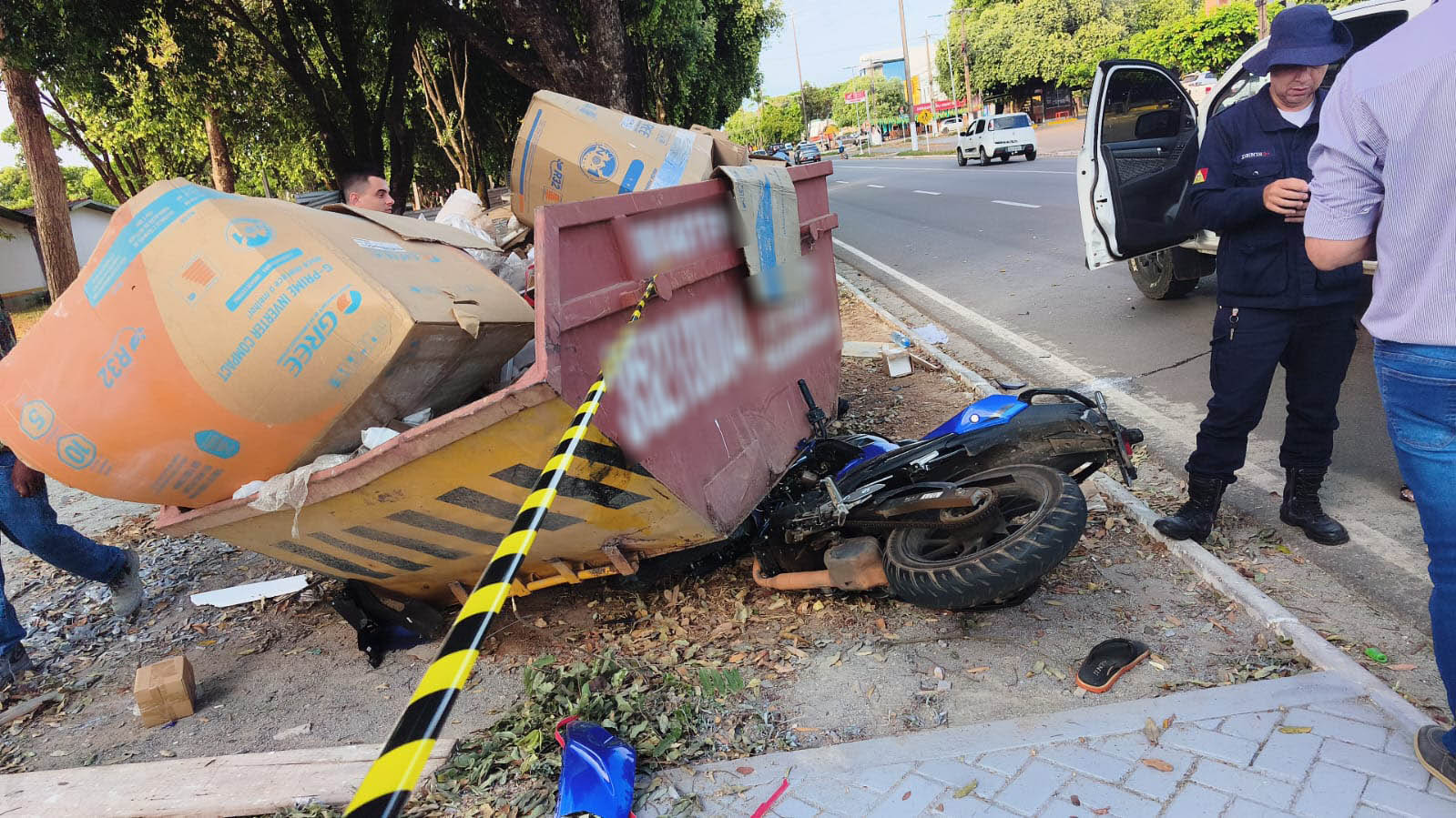 Motociclista se fere em acidente na Av. Ariosto da Riva