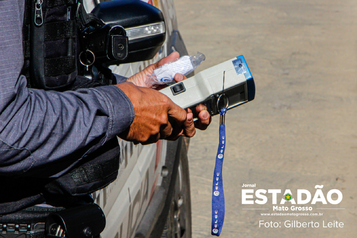Motorista bêbado bate carro em fachada de comércio em MT