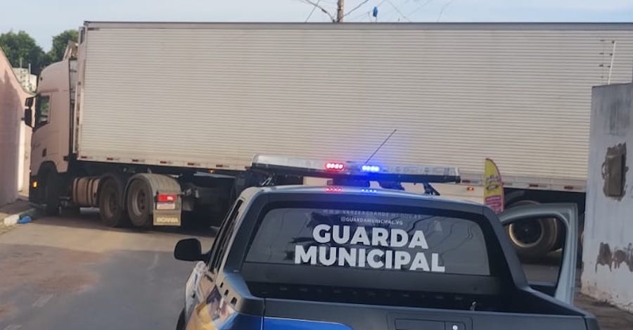Motorista é detido por embriaguez após carreta bater em muro em Várzea Grande