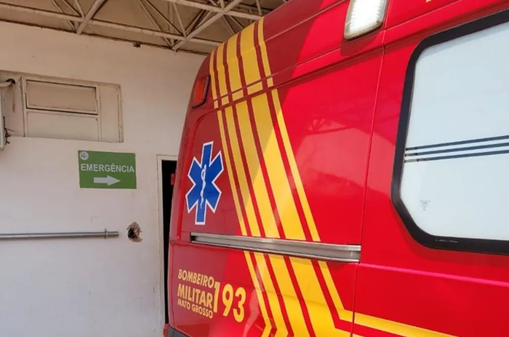 Motorista fica preso às ferragens em tombamento em Querência