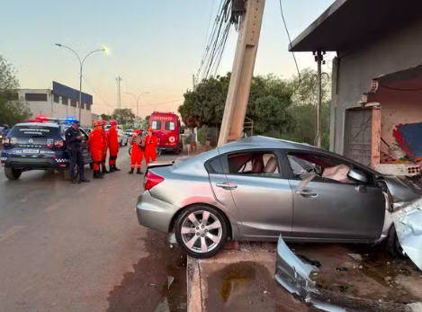 Motorista morre ao bater carro em casa em Várzea Grande, MT