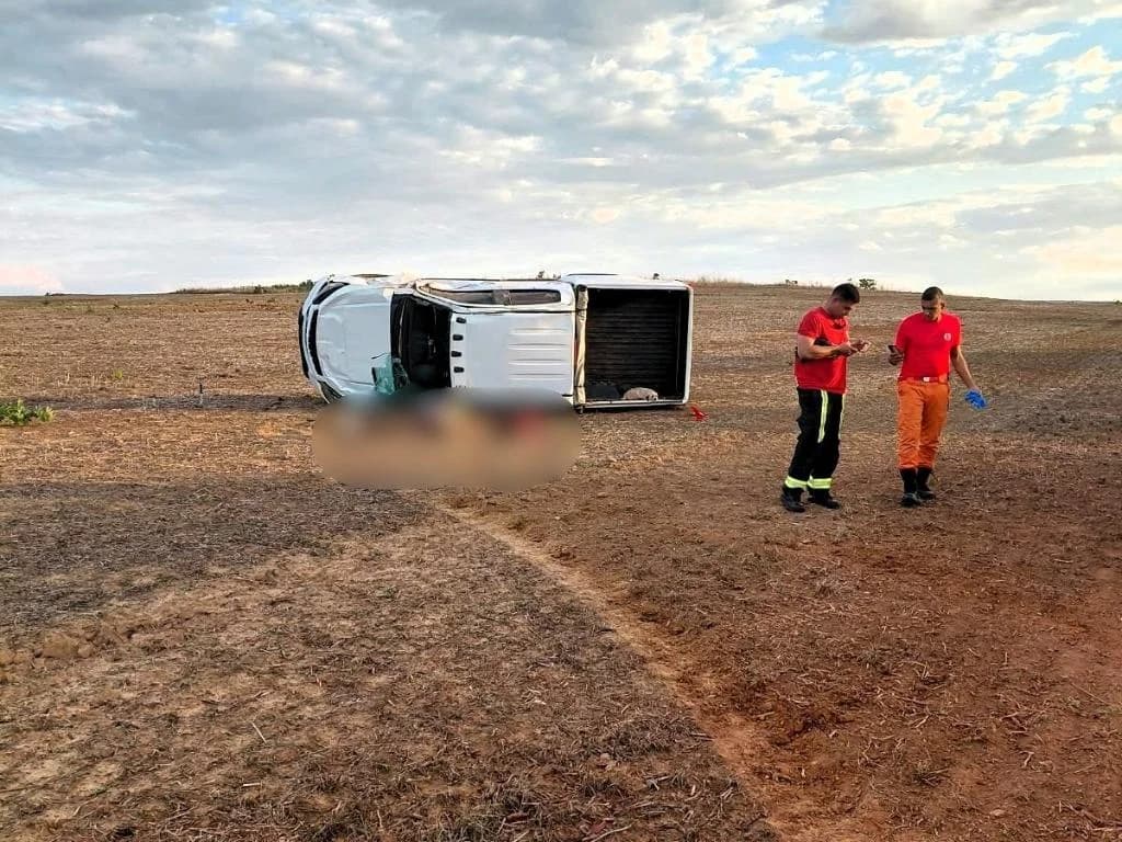 Mulher sofre traumatismo craniano após capotamento em Planalto da Serra