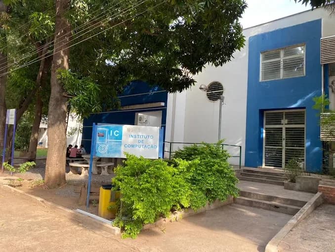 Muros de professor da UFMT são pichados com ofensas em Cuiabá
