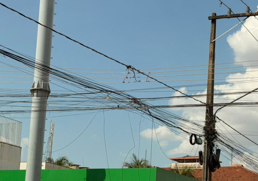 Mutirão de limpeza de fios em Primavera do Leste afeta internet