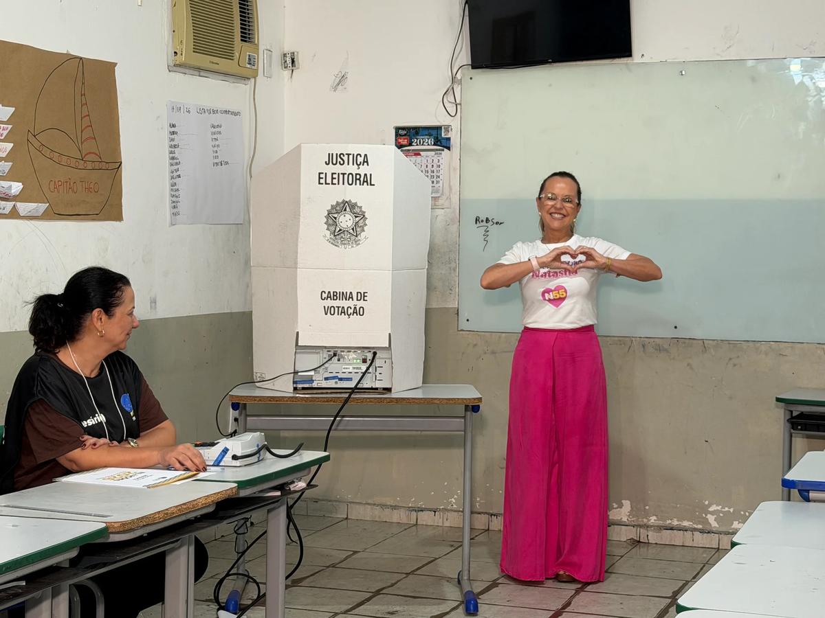 Natasha Slhessarenko vota em Cuiabá e celebra democracia em MT