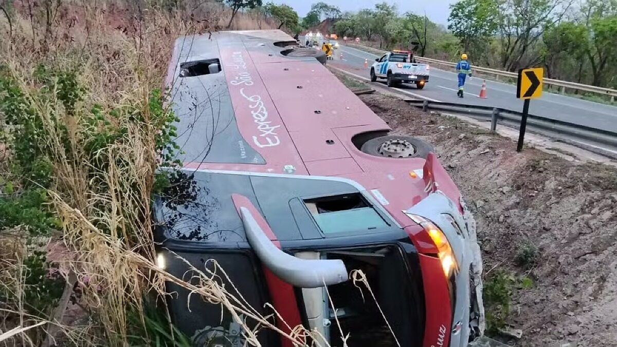 Ônibus de Sinop tomba na Serra da Petrovina em Pedra Preta MT