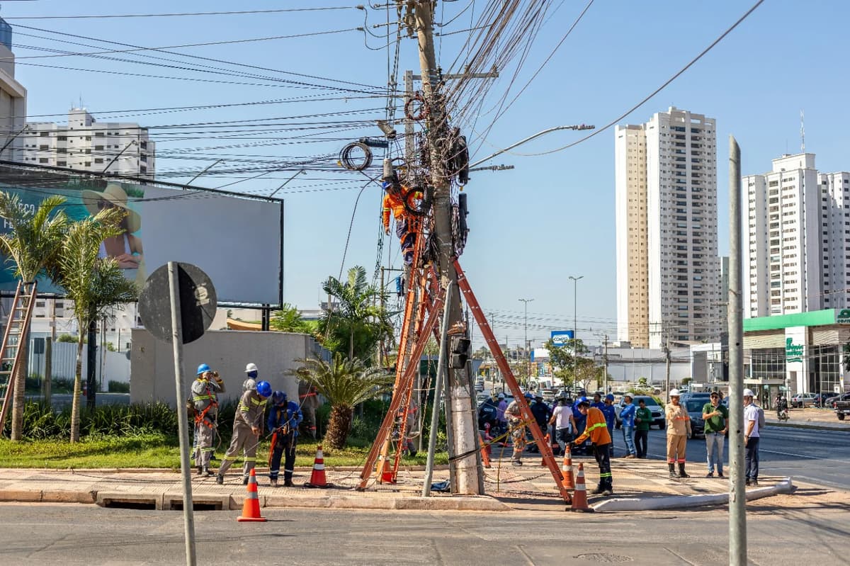 Operação recolhe 800 kg de fios irregulares em Cuiabá