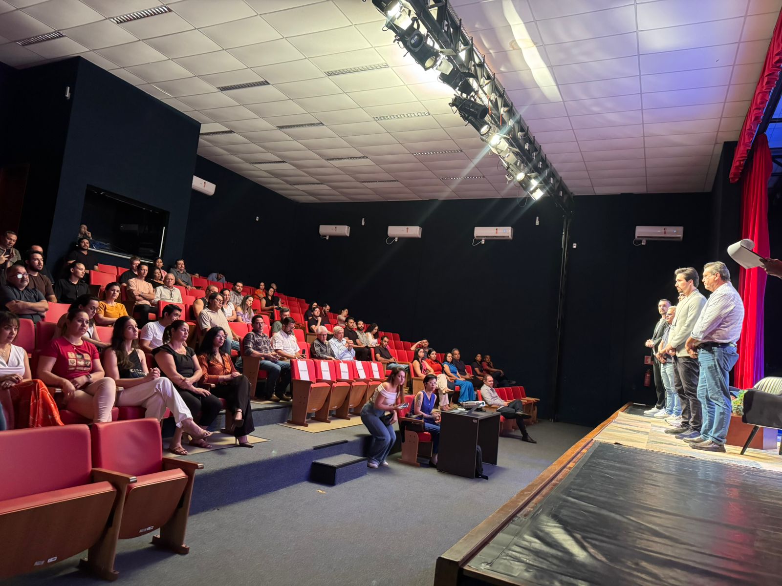 Palestra orienta empresários sobre licitações em Primavera do Leste