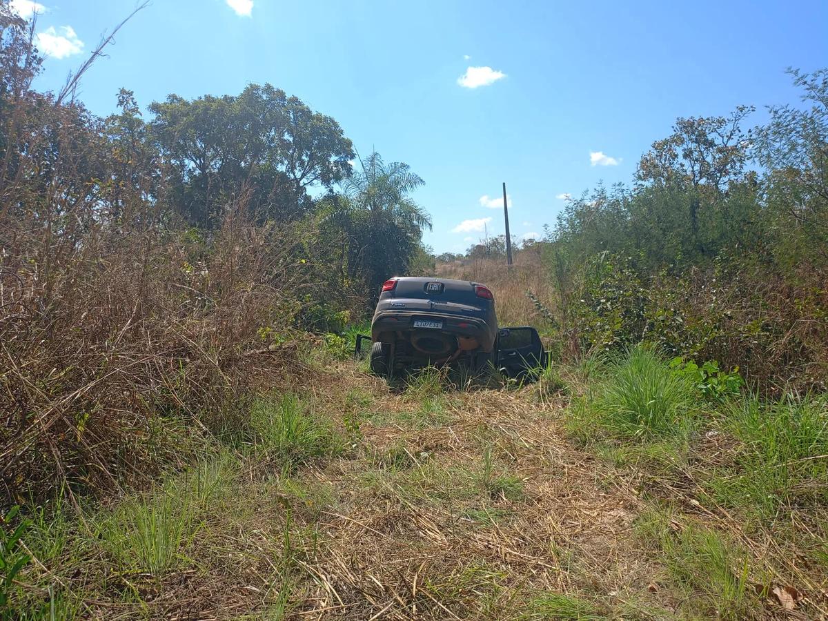 Picape roubada cai em vala e é recuperada em Cuiabá