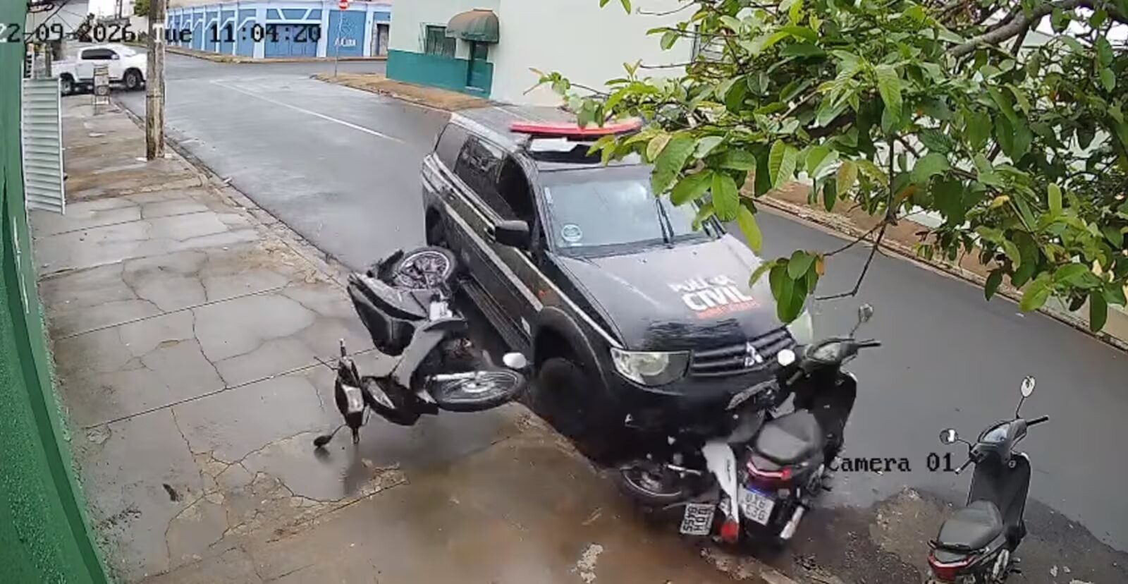 Policial bate viatura em motos e árvore em Uberaba