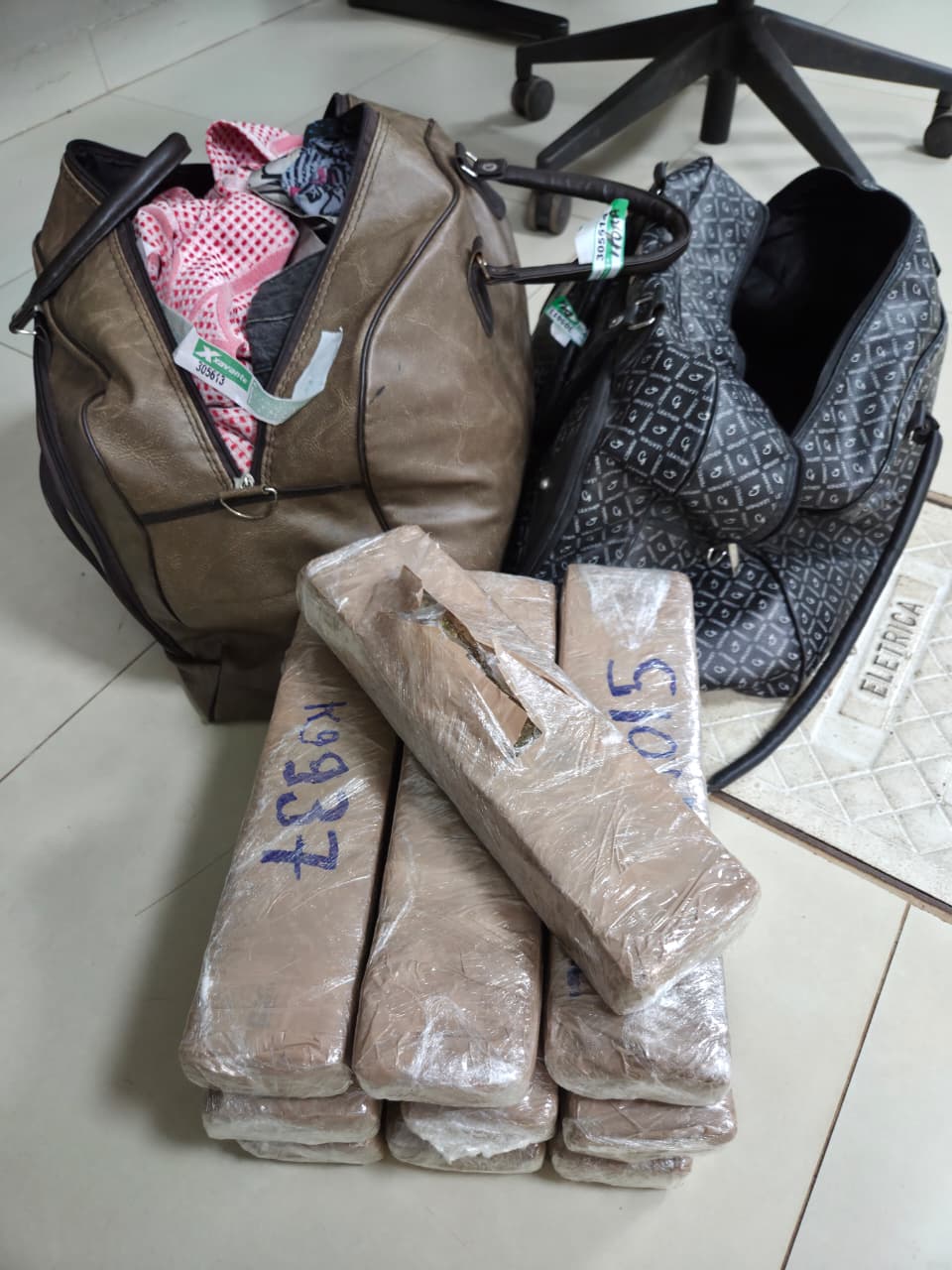 PRF apreende 10 kg de maconha em ônibus em Primavera do Leste
