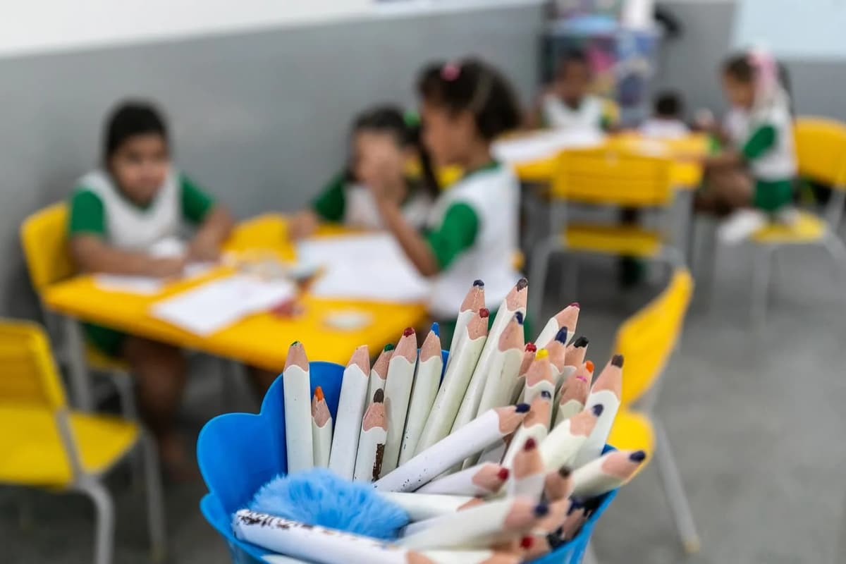 Profissionais da educação em Cuiabá recebem Pix de até R$ 200 em MT