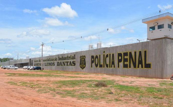 Servidora é flagrada com drogas e celulares em presídio de MT