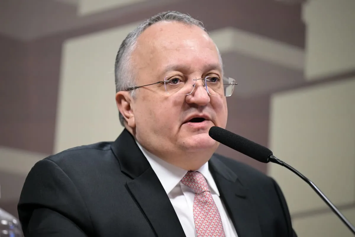 Taques cobra rivais e eleva tom na disputa ao Senado em MT