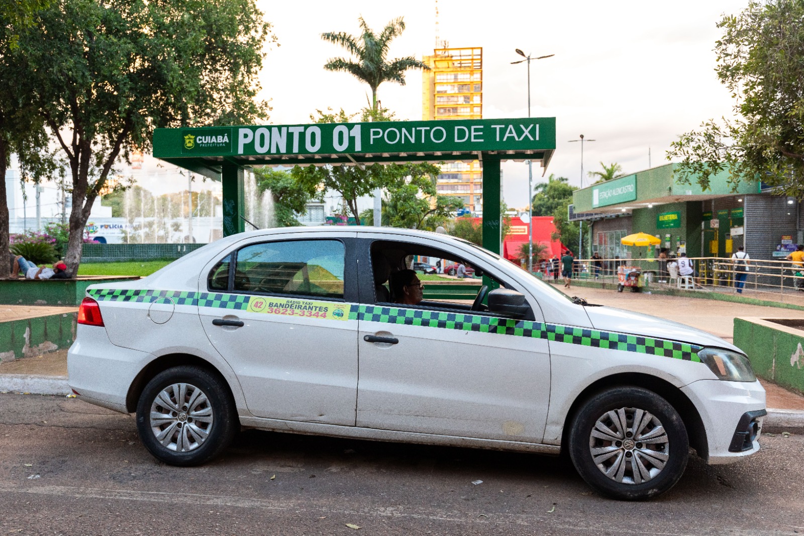 Táxis em Cuiabá podem receber anúncios para elevar renda em MT